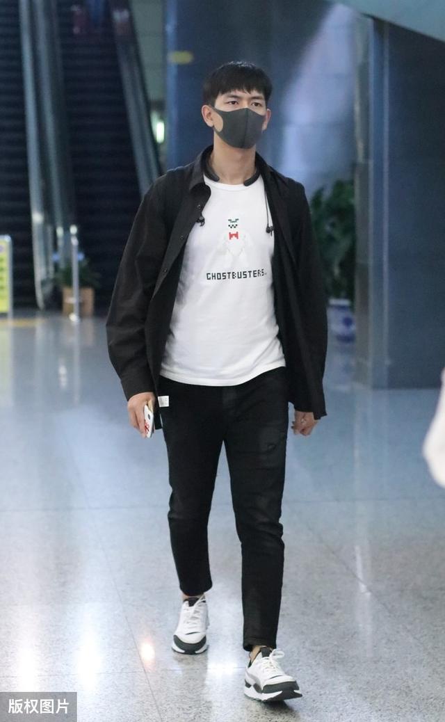 李现这身确实像他风格,低调轻熟又不失活力,春季变热就该这样穿