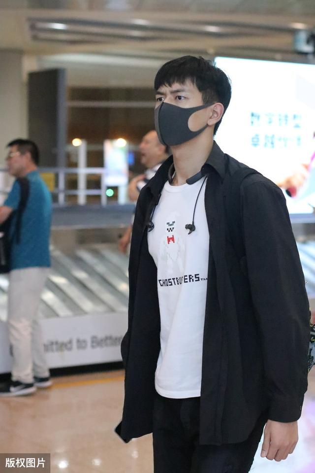 李现这身确实像他风格,低调轻熟又不失活力,春季变热就该这样穿