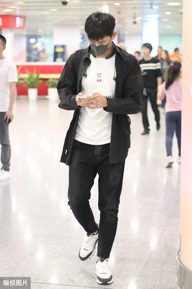 李现这身确实像他风格,低调轻熟又不失活力,春季变热就该这样穿