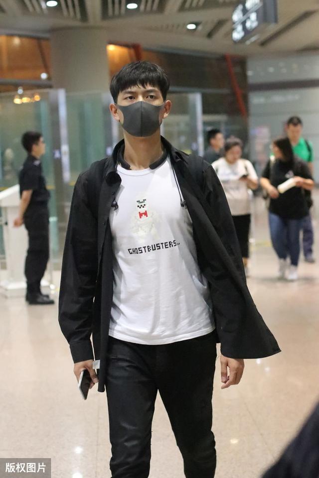 李现这身确实像他风格,低调轻熟又不失活力,春季变热就该这样穿