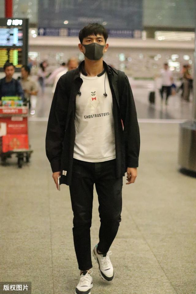 李现这身确实像他风格,低调轻熟又不失活力,春季变热就该这样穿