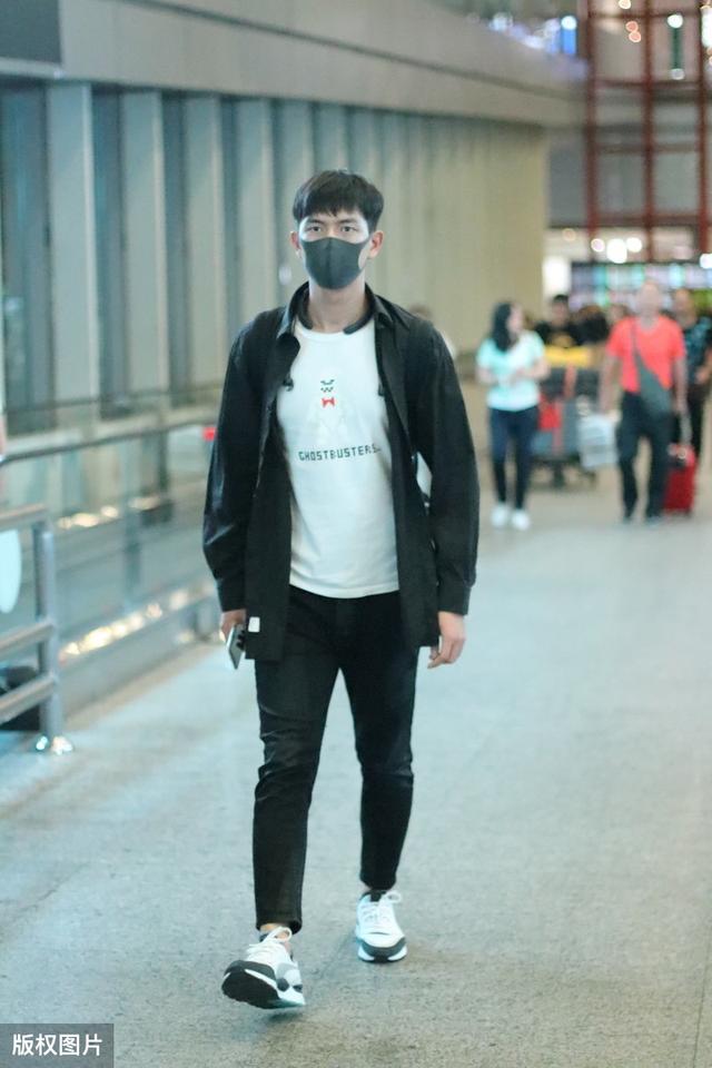 李现这身确实像他风格,低调轻熟又不失活力,春季变热就该这样穿