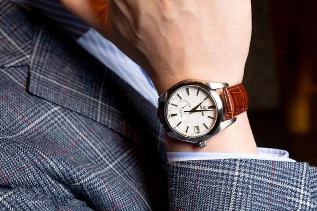 男生长时间戴手表,想不到还有这些变化