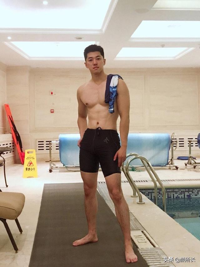 高又高又壮的肌肉帅哥,多张自拍迷人眼!