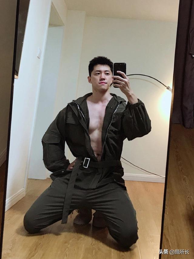 高又高又壮的肌肉帅哥,多张自拍迷人眼!