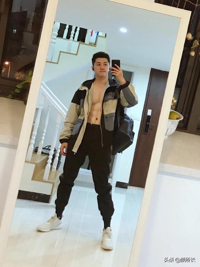 高又高又壮的肌肉帅哥,多张自拍迷人眼!