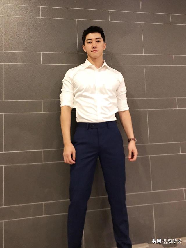 高又高又壮的肌肉帅哥,多张自拍迷人眼!