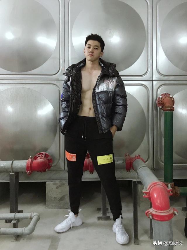 高又高又壮的肌肉帅哥,多张自拍迷人眼!