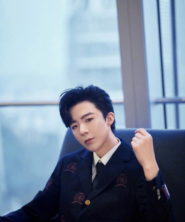 189cm刘宇宁,穿紧身裤配西装,大长腿抢镜,身材比例惊艳