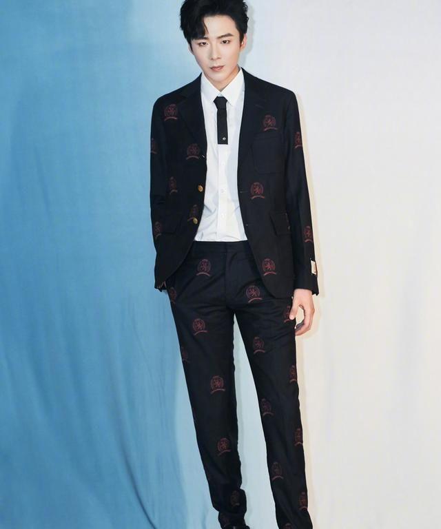 189cm刘宇宁,穿紧身裤配西装,大长腿抢镜,身材比例惊艳