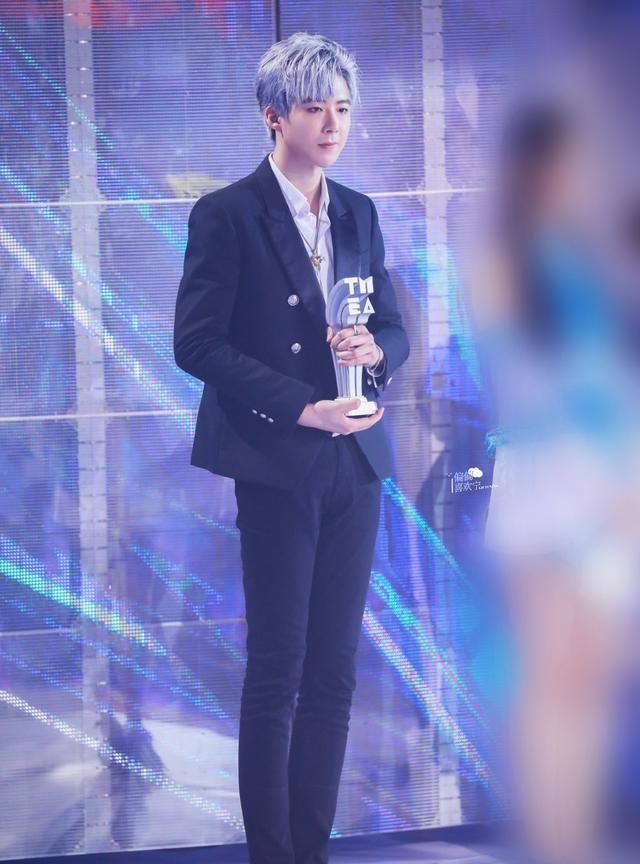 189cm刘宇宁,穿紧身裤配西装,大长腿抢镜,身材比例惊艳