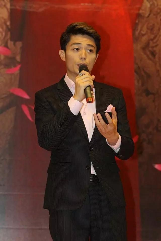 “老戏骨”霍建华穿搭一直在线,穿起骚粉衬衫,倒是别具一格