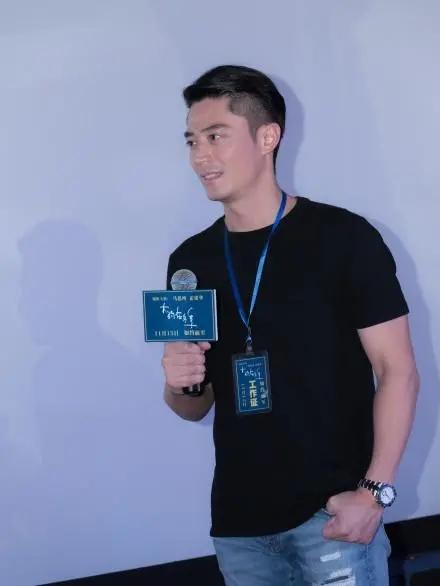 “老戏骨”霍建华穿搭一直在线,穿起骚粉衬衫,倒是别具一格