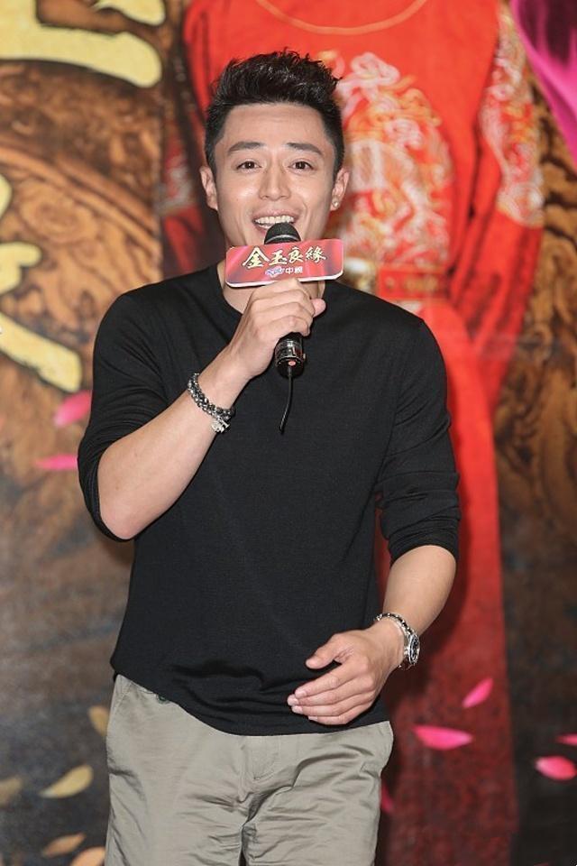 “老戏骨”霍建华穿搭一直在线,穿起骚粉衬衫,倒是别具一格