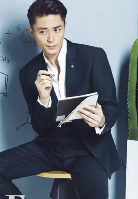 “老戏骨”霍建华穿搭一直在线,穿起骚粉衬衫,倒是别具一格