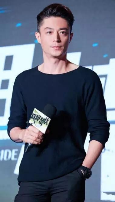 “老戏骨”霍建华穿搭一直在线,穿起骚粉衬衫,倒是别具一格