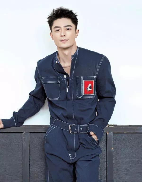 “老戏骨”霍建华穿搭一直在线,穿起骚粉衬衫,倒是别具一格