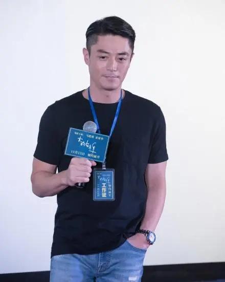 “老戏骨”霍建华穿搭一直在线,穿起骚粉衬衫,倒是别具一格