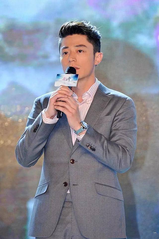 “老戏骨”霍建华穿搭一直在线,穿起骚粉衬衫,倒是别具一格