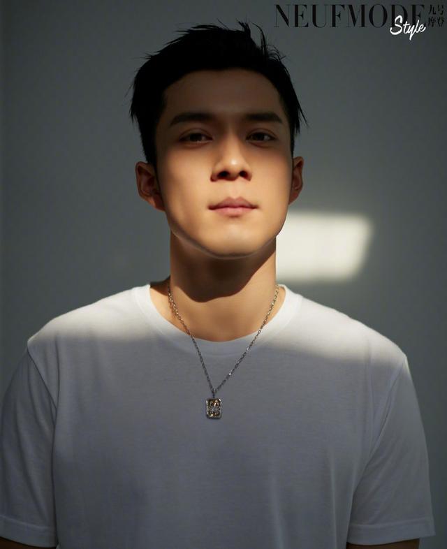 韩东君时尚大片,造型帅气十足,满满的硬汉风调!这身材很强悍