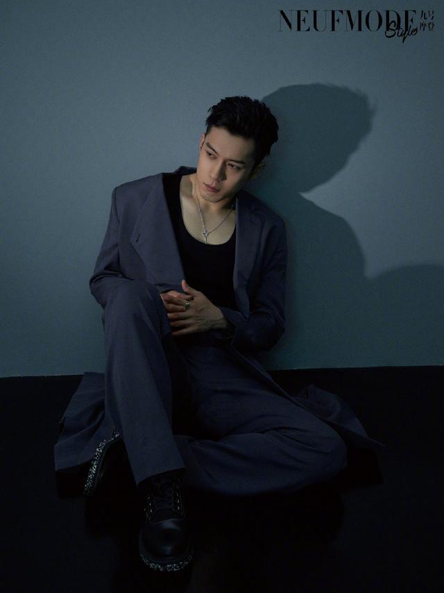 韩东君时尚大片,造型帅气十足,满满的硬汉风调!这身材很强悍