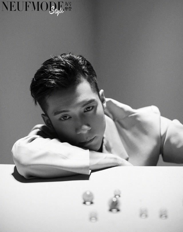 韩东君时尚大片,造型帅气十足,满满的硬汉风调!这身材很强悍