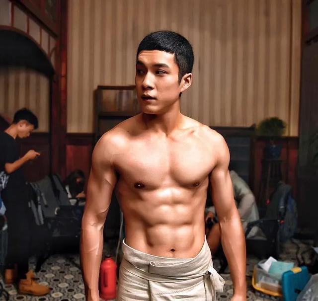 韩东君时尚大片,造型帅气十足,满满的硬汉风调!这身材很强悍