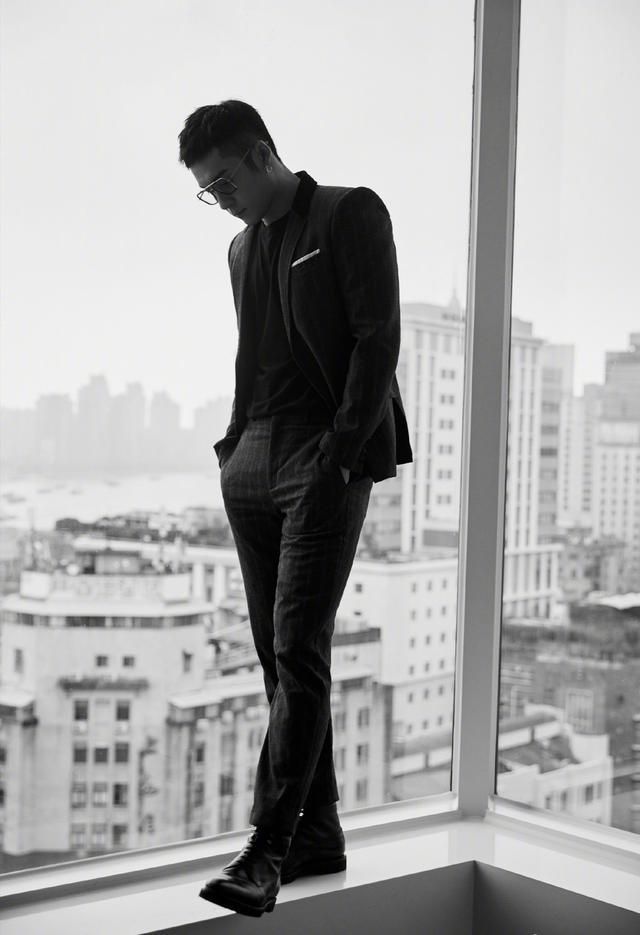 韩东君时尚大片,造型帅气十足,满满的硬汉风调!这身材很强悍