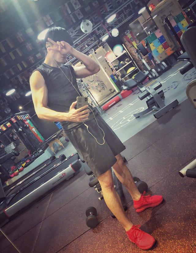 韩东君时尚大片,造型帅气十足,满满的硬汉风调!这身材很强悍