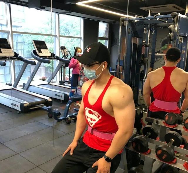 又一个北京肌肉医生刷屏,现在的医生都这么好了吗?