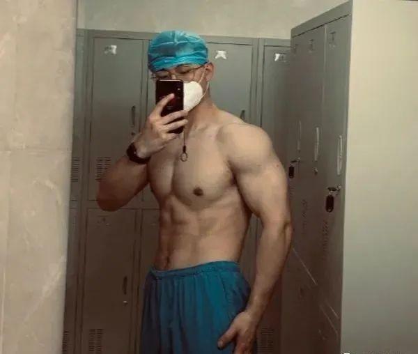 又一个北京肌肉医生刷屏,现在的医生都这么好了吗?
