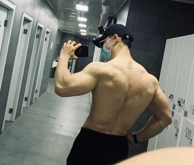 又一个北京肌肉医生刷屏,现在的医生都这么好了吗?