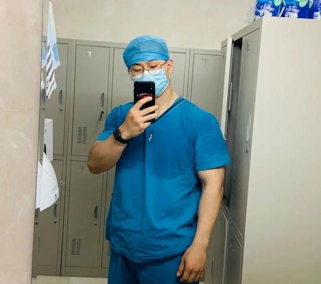 又一个北京肌肉医生刷屏,现在的医生都这么好了吗?