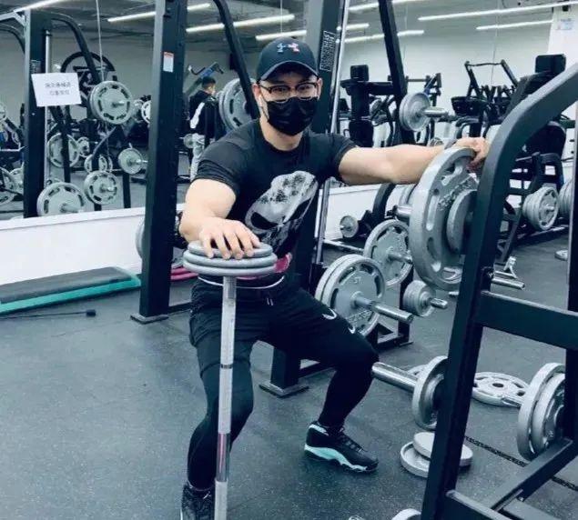 又一个北京肌肉医生刷屏,现在的医生都这么好了吗?