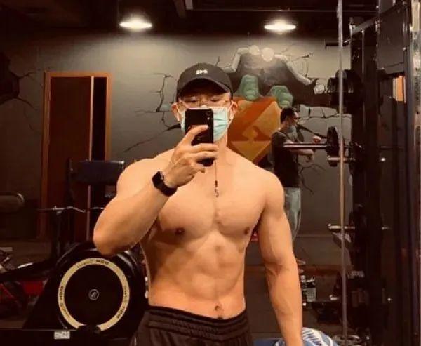 又一个北京肌肉医生刷屏,现在的医生都这么好了吗?