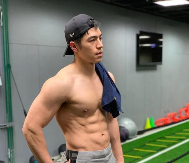 曾经走红的豆花哥陈奕廷长残了?一手好牌打稀烂