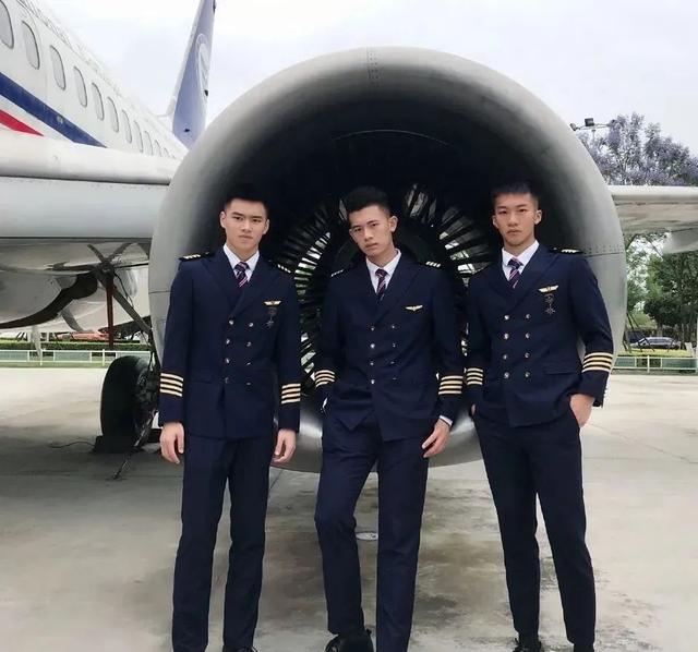 99年四川航空学院小哥,180CM大长腿这谁顶得住啊?