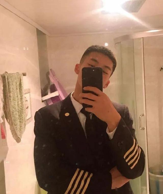 99年四川航空学院小哥,180CM大长腿这谁顶得住啊?