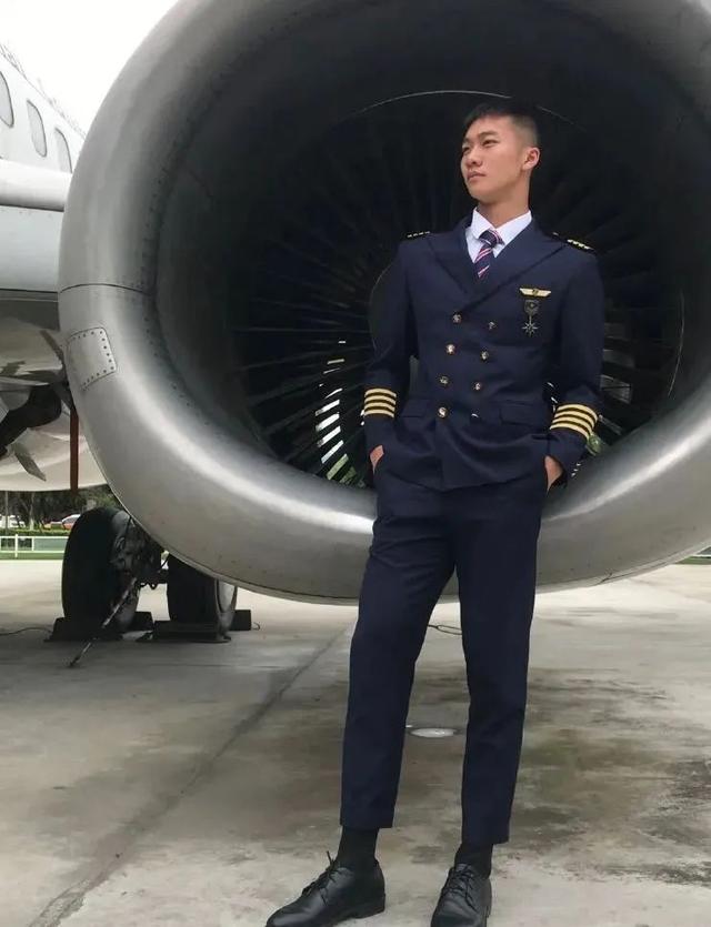 99年四川航空学院小哥,180CM大长腿这谁顶得住啊?