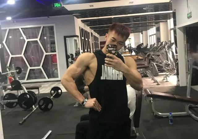 99年四川航空学院小哥,180CM大长腿这谁顶得住啊?