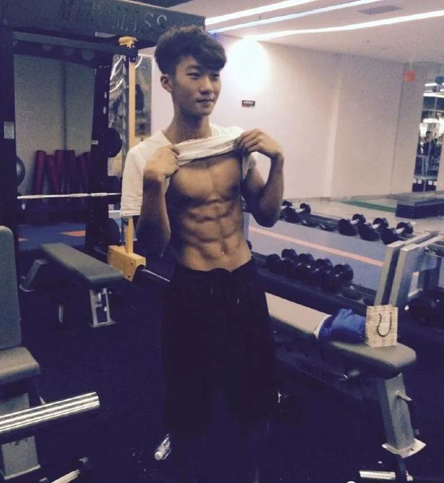 99年四川航空学院小哥,180CM大长腿这谁顶得住啊?