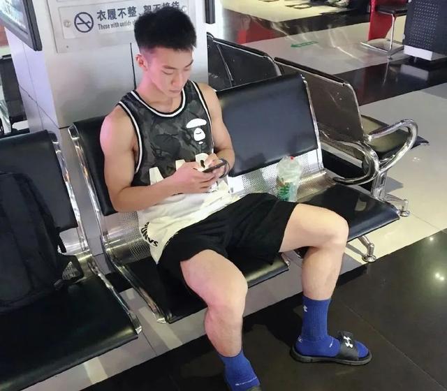 99年四川航空学院小哥,180CM大长腿这谁顶得住啊?