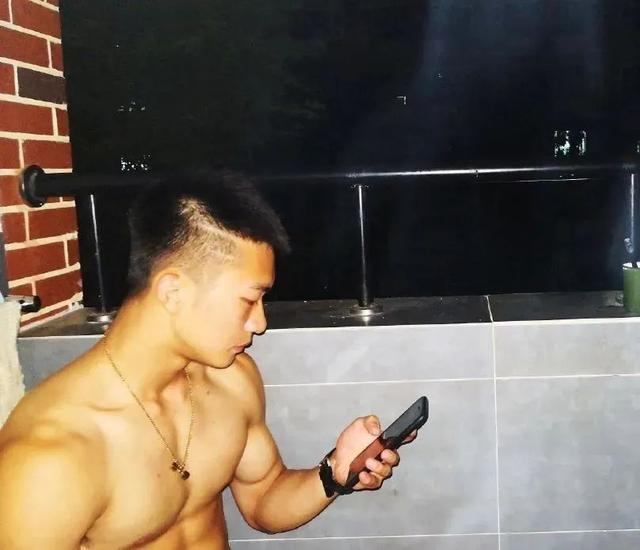 99年四川航空学院小哥,180CM大长腿这谁顶得住啊?