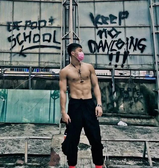 99年四川航空学院小哥,180CM大长腿这谁顶得住啊?