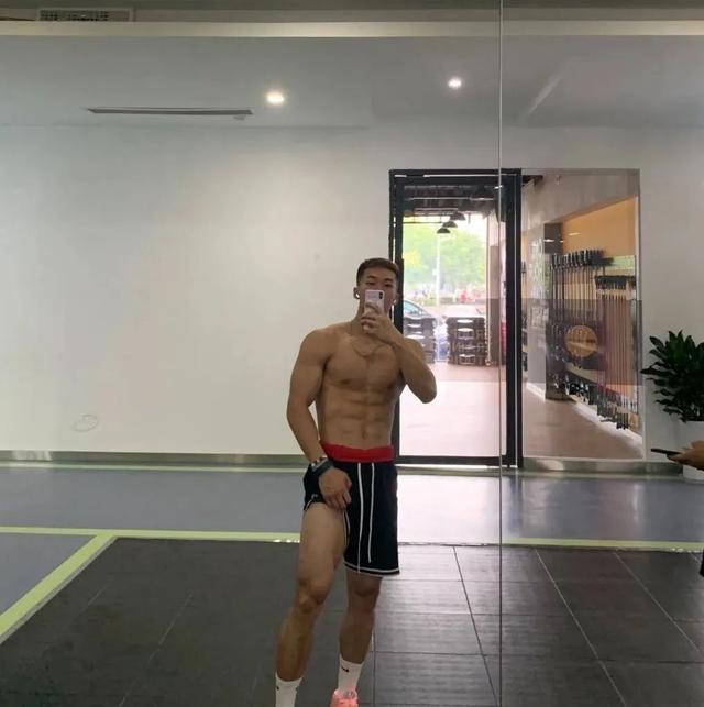 99年四川航空学院小哥,180CM大长腿这谁顶得住啊?