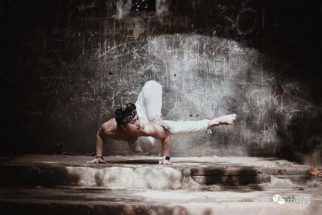 腰比毛若懿还软!96年瑜伽私教走红,小姐姐们都嫉妒了