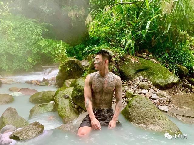 与吴青峰陈意涵合影的羽毛球小哥走红,网友:体会到萧亚轩的快乐