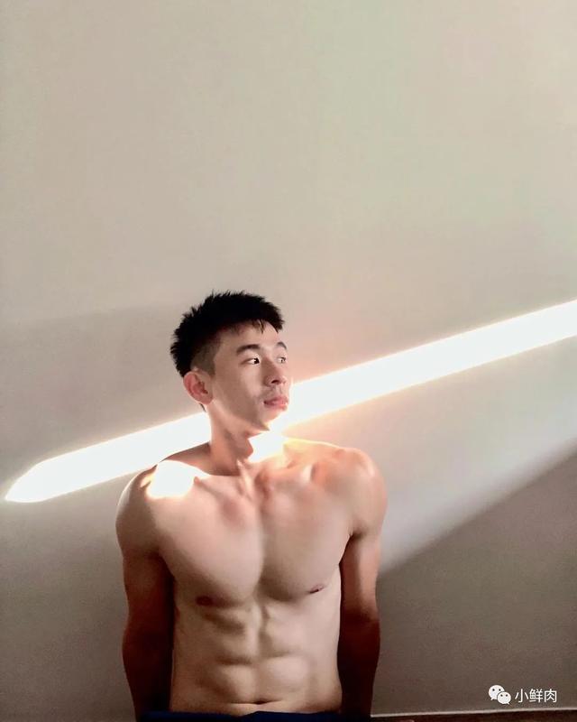 与吴青峰陈意涵合影的羽毛球小哥走红,网友:体会到萧亚轩的快乐