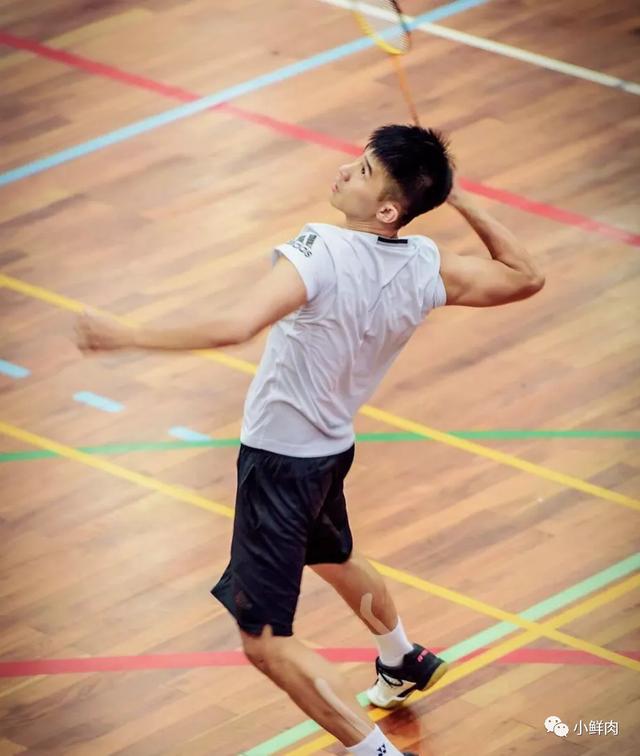 与吴青峰陈意涵合影的羽毛球小哥走红,网友:体会到萧亚轩的快乐