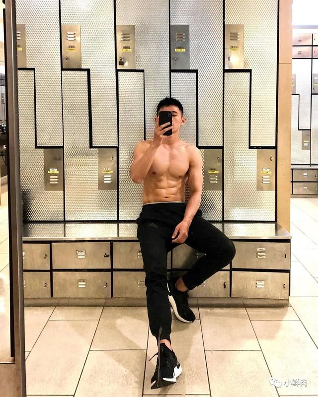 与吴青峰陈意涵合影的羽毛球小哥走红,网友:体会到萧亚轩的快乐